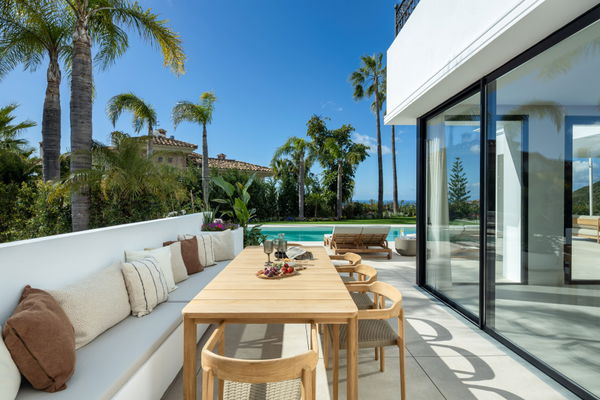 Modern villa with Mediterranean elegance in Los Arqueros, Benahavís