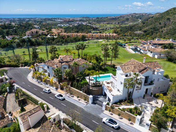Modern villa with Mediterranean elegance in Los Arqueros, Benahavís