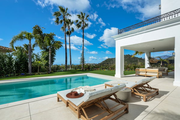 Modern villa with Mediterranean elegance in Los Arqueros, Benahavís
