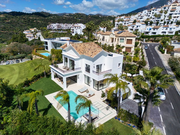 Modern villa with Mediterranean elegance in Los Arqueros, Benahavís
