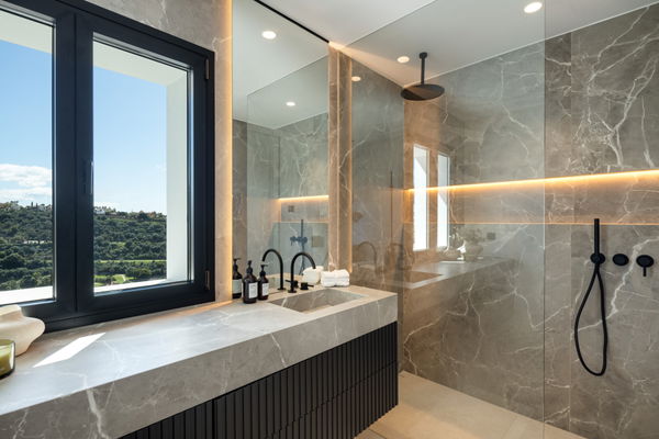 Modern villa with Mediterranean elegance in Los Arqueros, Benahavís