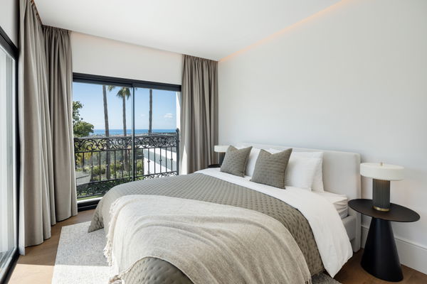 Modern villa with Mediterranean elegance in Los Arqueros, Benahavís