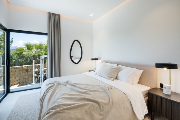 Modern villa with Mediterranean elegance in Los Arqueros, Benahavís