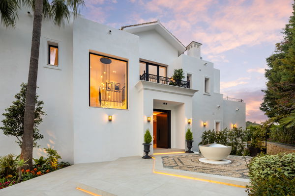 Modern villa with Mediterranean elegance in Los Arqueros, Benahavís