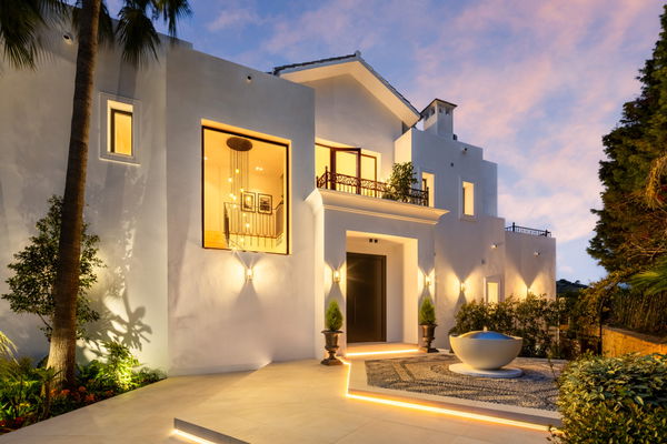 Modern villa with Mediterranean elegance in Los Arqueros, Benahavís