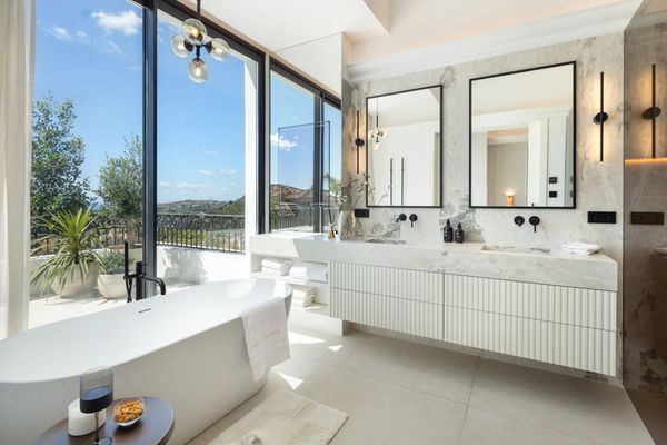Modern villa with Mediterranean elegance in Los Arqueros, Benahavís