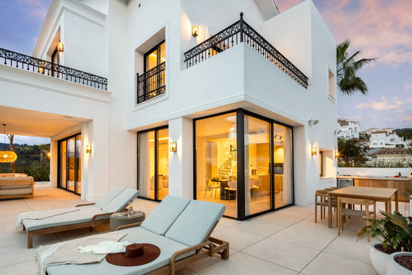 Modern villa with Mediterranean elegance in Los Arqueros, Benahavís