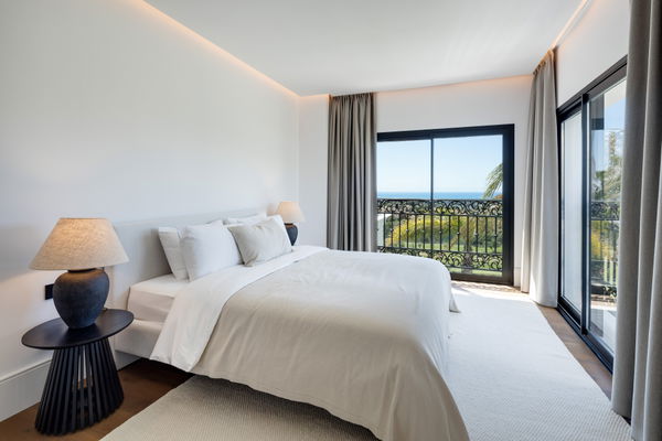 Modern villa with Mediterranean elegance in Los Arqueros, Benahavís