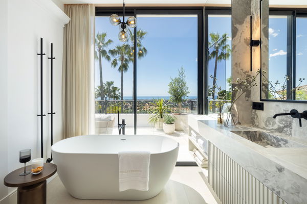 Modern villa with Mediterranean elegance in Los Arqueros, Benahavís