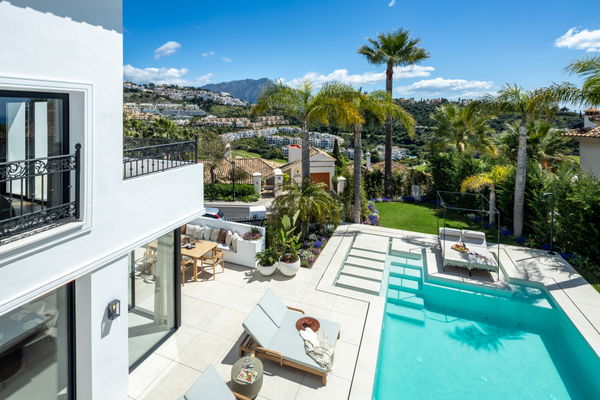 Modern villa with Mediterranean elegance in Los Arqueros, Benahavís
