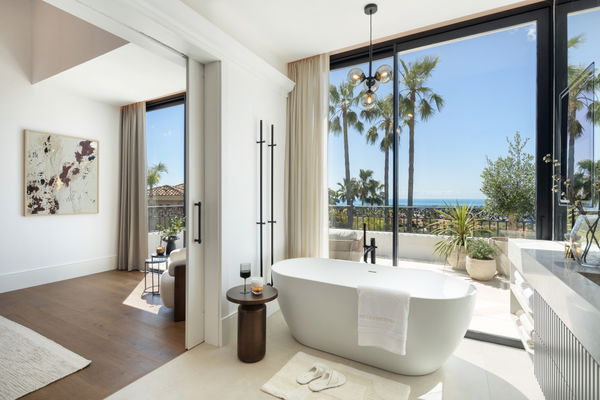 Modern villa with Mediterranean elegance in Los Arqueros, Benahavís