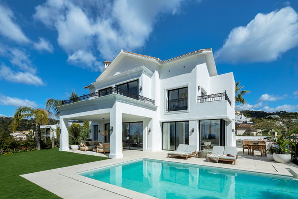 Modern villa with Mediterranean elegance in Los Arqueros, Benahavís