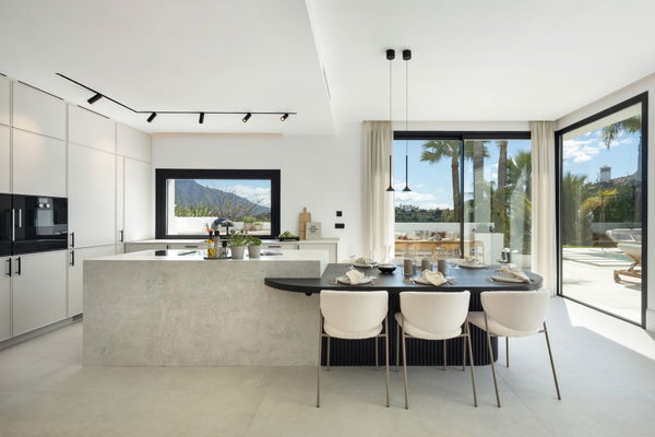 Modern villa with Mediterranean elegance in Los Arqueros, Benahavís
