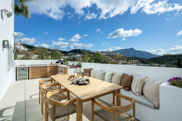 Modern villa with Mediterranean elegance in Los Arqueros, Benahavís