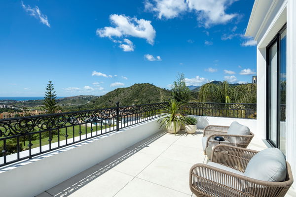Modern villa with Mediterranean elegance in Los Arqueros, Benahavís