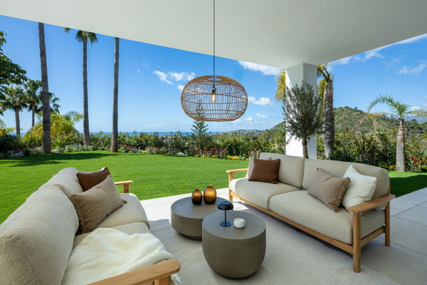 Modern villa with Mediterranean elegance in Los Arqueros, Benahavís
