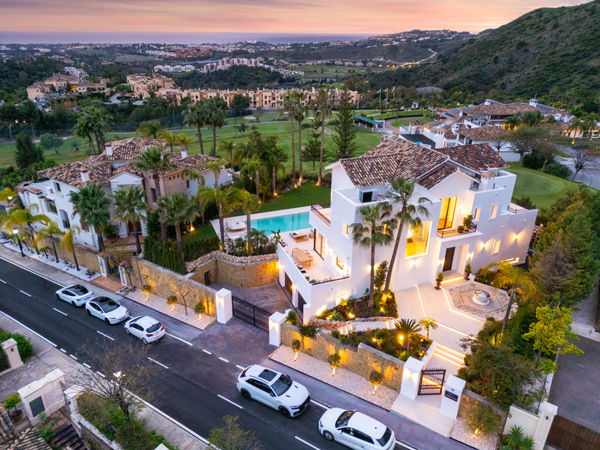 Modern villa with Mediterranean elegance in Los Arqueros, Benahavís