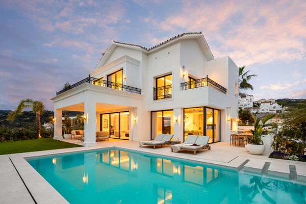Modern villa with Mediterranean elegance in Los Arqueros, Benahavís