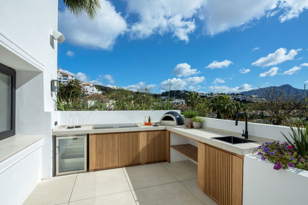 Modern villa with Mediterranean elegance in Los Arqueros, Benahavís