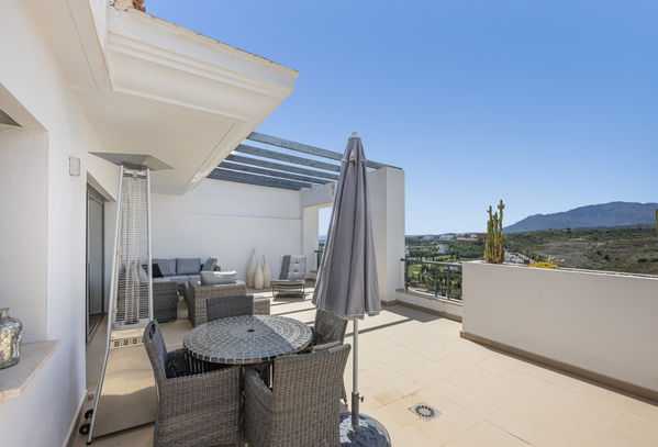 Penthouse in a privileged setting with panoramic views of the sea and golf course in Los Flamingos, Benahavís