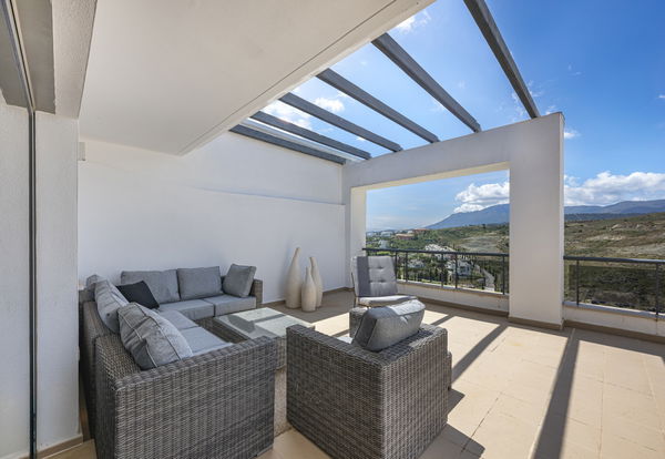 Penthouse in a privileged setting with panoramic views of the sea and golf course in Los Flamingos, Benahavís