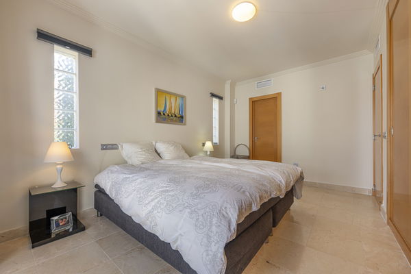 Penthouse in a privileged setting with panoramic views of the sea and golf course in Los Flamingos, Benahavís