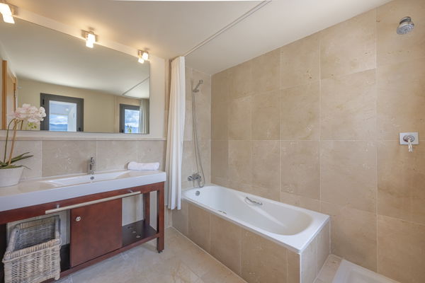 Penthouse in a privileged setting with panoramic views of the sea and golf course in Los Flamingos, Benahavís