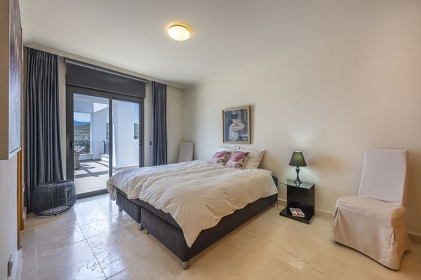 Penthouse in a privileged setting with panoramic views of the sea and golf course in Los Flamingos, Benahavís