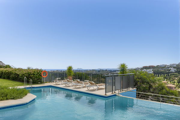 Penthouse in a privileged setting with panoramic views of the sea and golf course in Los Flamingos, Benahavís