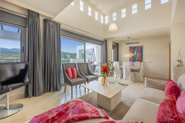 Penthouse in a privileged setting with panoramic views of the sea and golf course in Los Flamingos, Benahavís