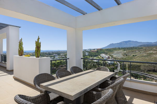Penthouse in a privileged setting with panoramic views of the sea and golf course in Los Flamingos, Benahavís