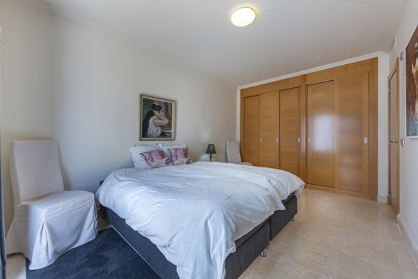 Penthouse in a privileged setting with panoramic views of the sea and golf course in Los Flamingos, Benahavís