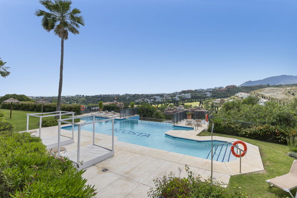 Penthouse in a privileged setting with panoramic views of the sea and golf course in Los Flamingos, Benahavís