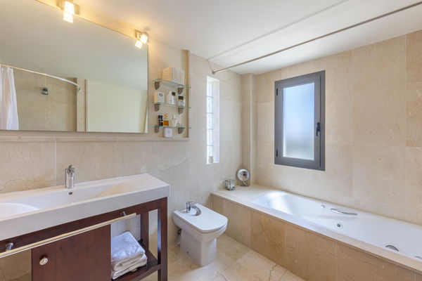 Penthouse in a privileged setting with panoramic views of the sea and golf course in Los Flamingos, Benahavís