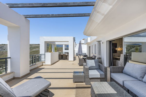 Penthouse in a privileged setting with panoramic views of the sea and golf course in Los Flamingos, Benahavís