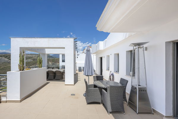 Penthouse in a privileged setting with panoramic views of the sea and golf course in Los Flamingos, Benahavís