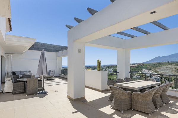Penthouse in a privileged setting with panoramic views of the sea and golf course in Los Flamingos, Benahavís
