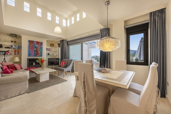 Penthouse in a privileged setting with panoramic views of the sea and golf course in Los Flamingos, Benahavís