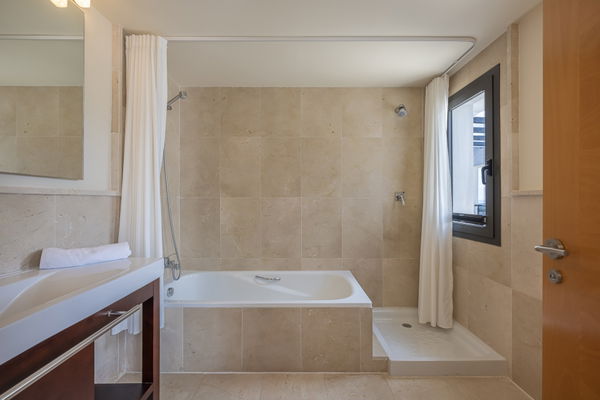 Penthouse in a privileged setting with panoramic views of the sea and golf course in Los Flamingos, Benahavís
