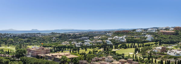 Penthouse in a privileged setting with panoramic views of the sea and golf course in Los Flamingos, Benahavís
