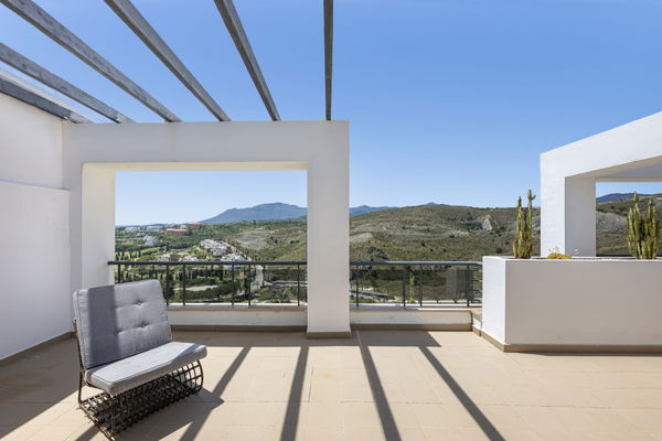 Penthouse in a privileged setting with panoramic views of the sea and golf course in Los Flamingos, Benahavís
