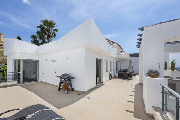 Penthouse in a privileged setting with panoramic views of the sea and golf course in Los Flamingos, Benahavís