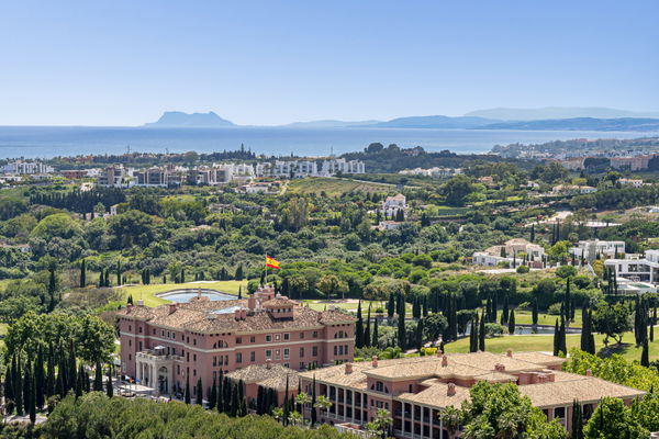 Penthouse in a privileged setting with panoramic views of the sea and golf course in Los Flamingos, Benahavís