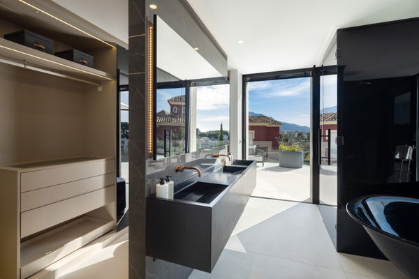 Incredible contemporary villa in El Herrojo Alto, Benahavís