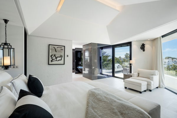 Incredible contemporary villa in El Herrojo Alto, Benahavís