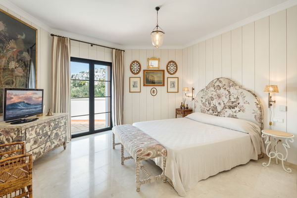 Charming Mediterranean Andalusian style villa in frontline golf in La Quinta, Benahavis