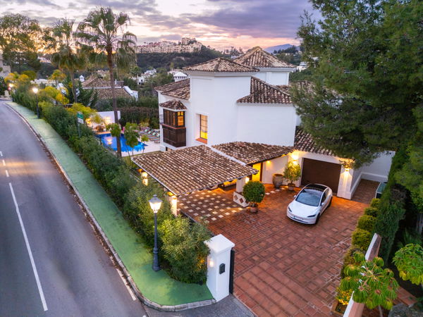 Charming Mediterranean Andalusian style villa in frontline golf in La Quinta, Benahavis