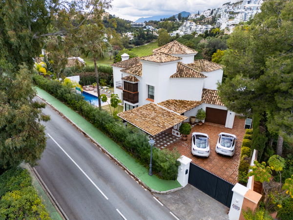 Charming Mediterranean Andalusian style villa in frontline golf in La Quinta, Benahavis