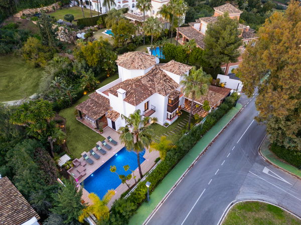 Charming Mediterranean Andalusian style villa in frontline golf in La Quinta, Benahavis
