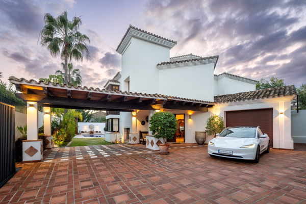 Charming Mediterranean Andalusian style villa in frontline golf in La Quinta, Benahavis